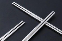 不锈钢筷子能每天吃饭用吗，长期用不绣钢筷子吃饭好吗