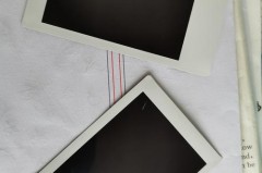 拍立得照片出来是黑色怎么回事，拍立得照片拍出来是黑色