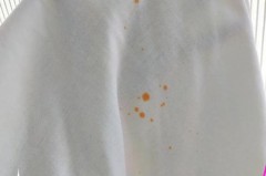 晾干后的衣服好多白痕洗不掉，衣服晾干之后有白印记怎么办