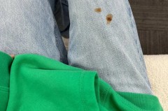 牛仔裤上的绿草汁能洗掉吗_牛仔裤上沾了绿色的草汁怎么办