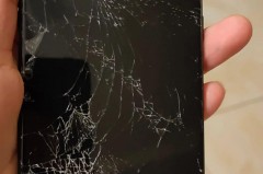 钢化膜边缘碎了一点点要换吗，钢化膜边缘碎了一点点要换吗多少钱