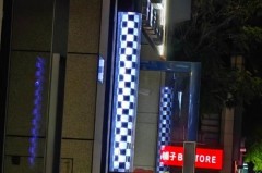 为什么理发店门口都有一个旋转的灯，理发店为什么门口总有个转圈的灯？