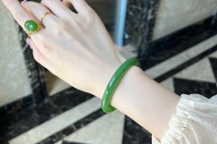 手镯戴哪个手好，女孩戴银手镯戴哪个手好