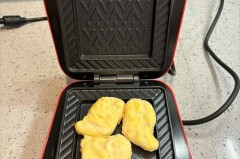 三明治机预热的时候冒烟正常吗，三明治机冒烟怎么办