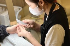 沙发上的指甲油用什么可以擦掉_沙发垫上弄上指甲油怎么弄