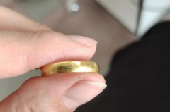 黄金戒指为什么会掉漆变白，黄金戒指掉色成白色是假黄金吗?？