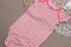 为什么短袖背后全是黑点点，短袖后面有黑色的点？