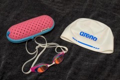 泳帽里面黑色的脏东西是什么，泳帽里的白色东西？