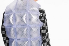 lv充气背心里的气体是什么，男子拿lv充气背心当救生衣？