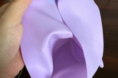 泳帽里面黑色的脏东西是什么_泳帽里的白色东西