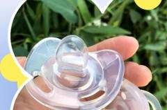 安抚奶嘴哪边含在上面_安抚奶嘴哪边含在上面比较好
