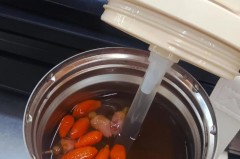 保温杯里能泡枸杞吗，枸杞子的作用与功效是什么_保温杯里泡枸杞能养生吗