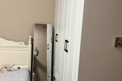 全身镜放在床尾侧面可以吗，全身镜可以放在床头柜旁边吗