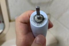 电动牙刷下面变黑了怎么办，电动牙刷为什么底部有黑色渗出