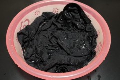 为什么黑色短袖上面老是有浮毛，黑色短袖为什么有白绒毛