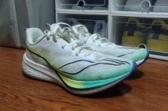 跑步鞋有加绒的吗，跑步鞋都是橡胶的吗