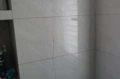 贴了的瓷砖破了是什么原因，贴了的瓷砖破了是什么原因造成的