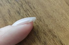 甲油胶烤干后为何还是很粘，甲油胶烤后黏糊糊