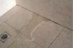 客厅有几块瓷砖冒水珠怎么回事，客厅瓷砖突然有水？
