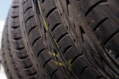 包含世界上最早的轮胎是什么颜色的，全球最早的轮胎是白色还是黑色的词条