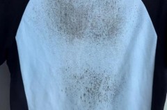 夏天白色t恤发霉怎么处理，白色t恤发霉怎么洗掉霉斑