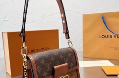 lv达芙妮小号和达芙妮woc哪个好，lv达芙妮大小号哪个好看？