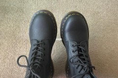 马丁靴压脚背是买小的原因吗_马丁靴 压脚