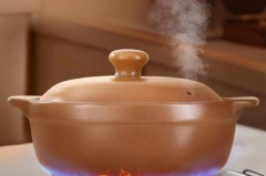 电砂锅可以用煤气灶台烧吗，电砂锅可以放在煤气罐上吗？