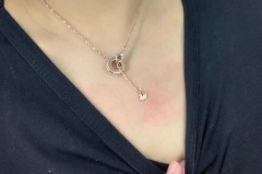 戴项链出汗脖子变绿是什么原因，为什么戴项链脖子会绿？