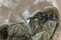 羊毛围巾洗后有味道是怎么回事，羊毛围巾洗完后粘在一起怎么办