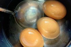 电水壶煮鸡蛋煮得熟么，电水壶煮鸡蛋水开了鸡蛋熟吗？