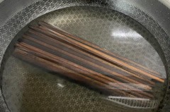 新筷子是否要烫了才能用，新筷子需要用热水烫吗