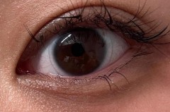 戴隐形眼镜感觉眼睛里有异物怎么办，戴隐形眼镜时感觉眼中有异物怎么办