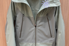 冲锋衣加绒好还是三合一好，冲锋衣买加绒的好还是羽绒的好？