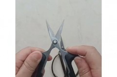 剪刀太紧了怎么让它松一点，剪刀太紧怎么办