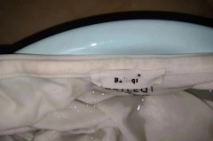 衣服白斑是发霉了吗_衣服上有白斑是发霉了吗