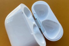 airpods充电仓丢了耳机还能用吗，airpods充电仓丢了耳机还在？