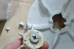 波轮洗衣机底盘螺丝拧不动怎么办，洗衣机波轮底部螺丝多大的？