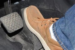 车子踩油门不走怎么回事，汽车一加油门就嗡嗡响是什么原因_车子踩了油门光响不走