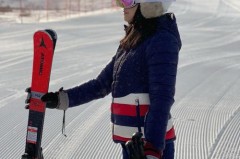 滑雪服穿着去还是带着去换，滑雪服里面穿自己裤子吗