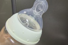 硅胶奶瓶有股橡胶味正常吗_硅胶奶瓶有胶味怎么办