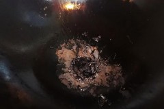 铁锅干烧冒烟有毒吗_铁锅烧干产生浓烟