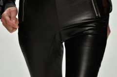 皮裤用水洗一下褶皱会消失吗，皮裤可以用开水烫吗？