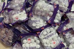 樟脑丸会让衣服变色吗，樟脑丸会防止衣服发霉吗