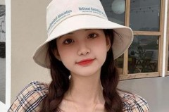 夏天戴渔夫帽怎么扎头发好看，戴渔夫帽发型