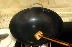 新不锈钢锅黑色的东西怎么洗，新买的不锈钢锅有黑色对身体有没有害