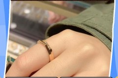食指戴戒指是什么意思_女人左手食指戴戒指表示什么