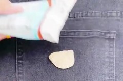 裤子上去了泡泡糖用什么洗，裤子上弄的泡泡糖怎么办？
