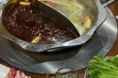 铁锅里的菜发黑能吃吗，铁锅放菜变黑？