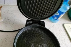 电饼铛可以用钢丝球擦洗吗，电饼铛可以用清洁球擦吗